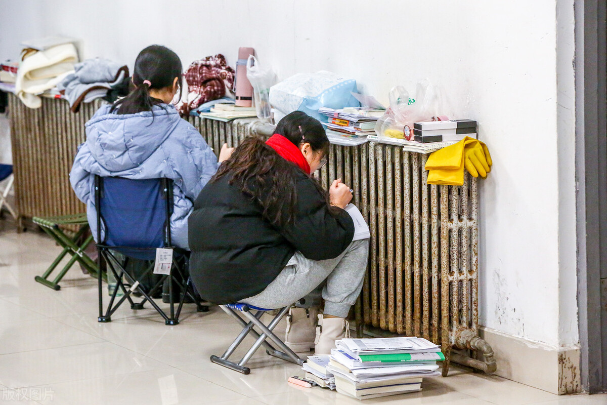 高数考试班里一半人没及格，大学生挂科率越来越高，老师也很无奈