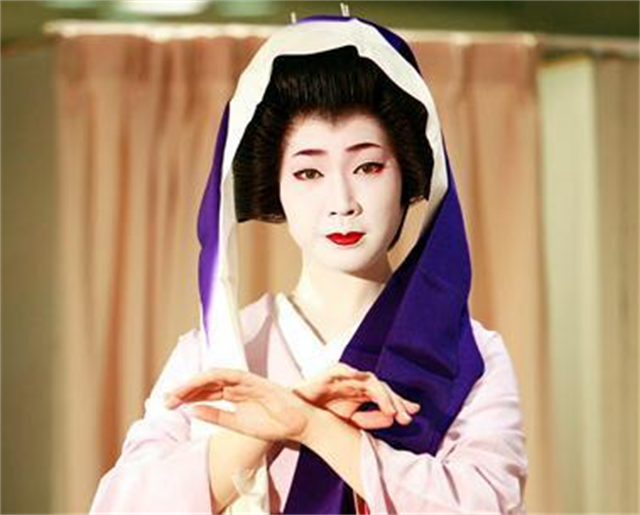 日本烟花女子74岁仍站街，街头60年一直拉客，却备受日本人尊重