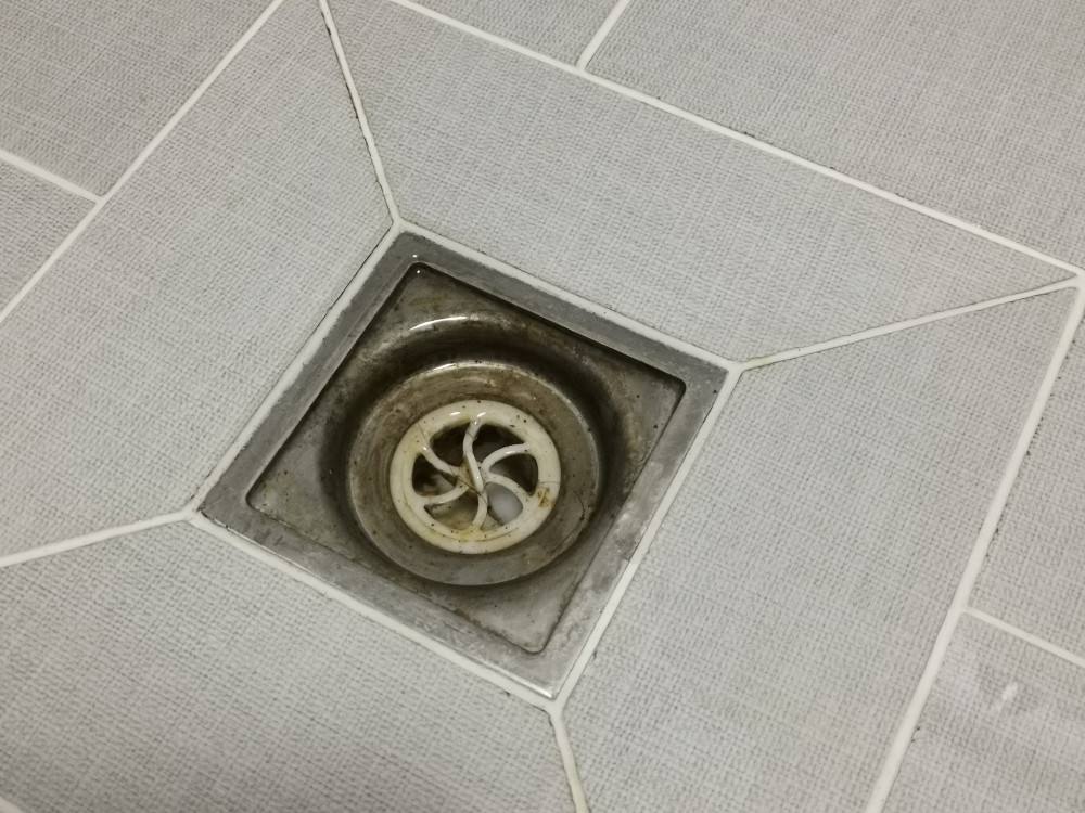 洗衣机排水管不能直接插在地漏里，特别是夏天，问题更多