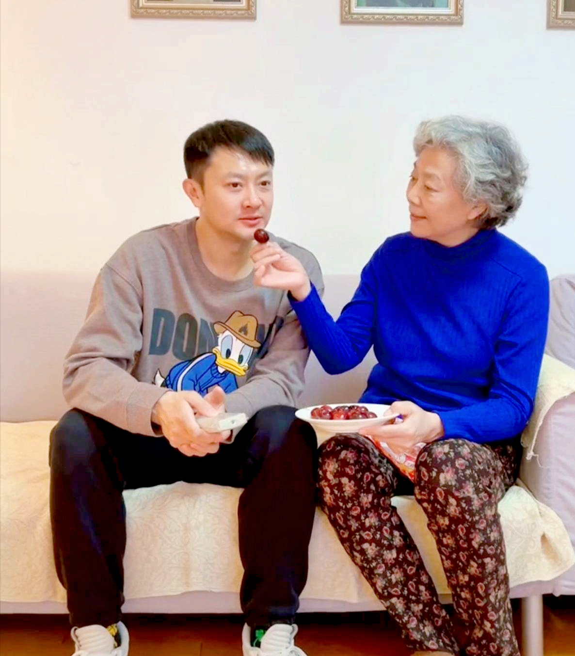 印小天与哈林娜离婚5年：他在悲痛中送走父亲，她单身带着儿子