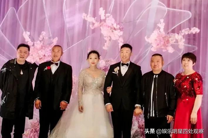 德云社烧饼当爸，晒全家福，妻子年轻又漂亮