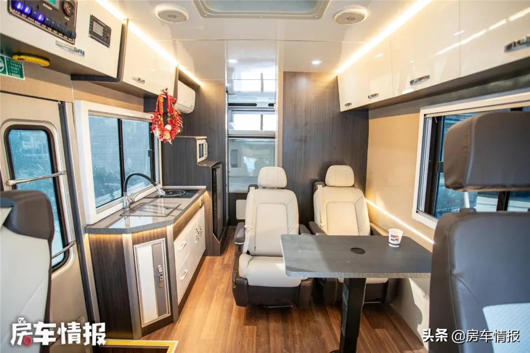 首款东风超龙巴士房车!号称同级别空间之王,20多万性价比不错