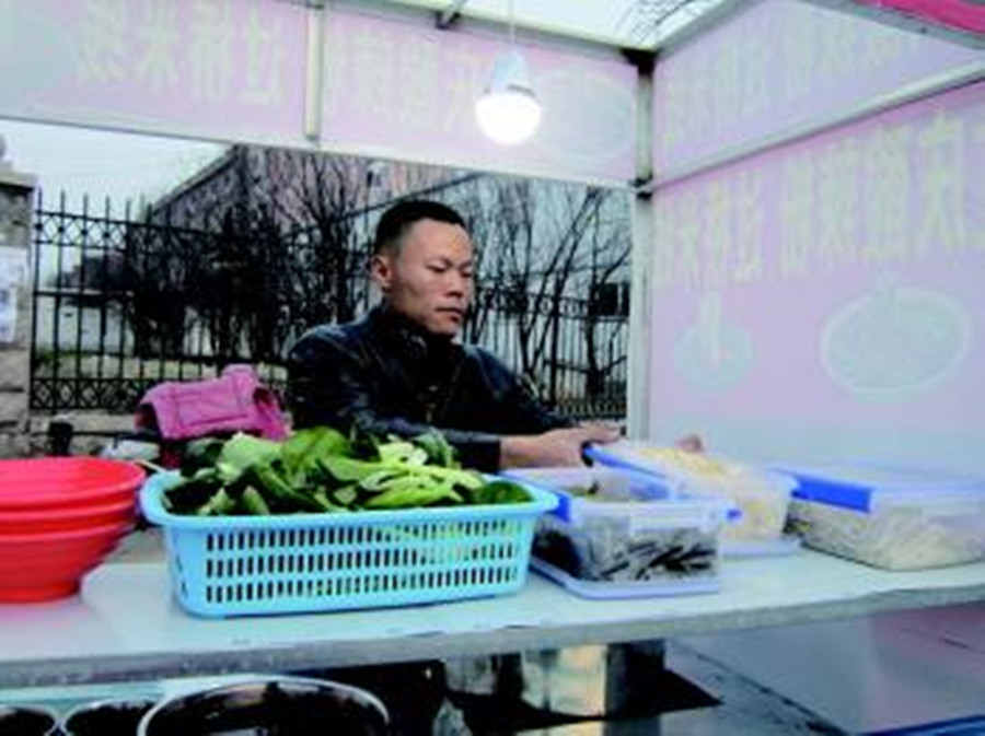 2008年，山东女孩翻墙私奔成瘫痪，小伙照顾14年，四次背她上泰山