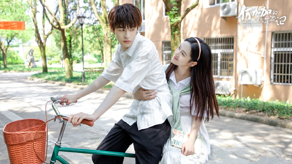 《何加加的桃花源记》开播，剧版向往的生活，城市女的田园造梦