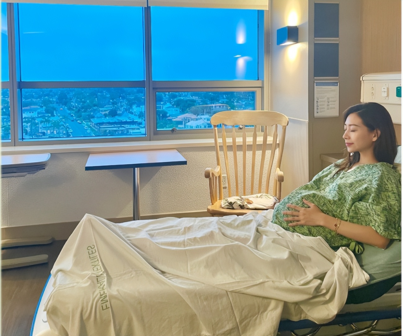 浙江卫视主持人温雅二胎得子，月子餐十分丰盛，首晒孩子正脸照