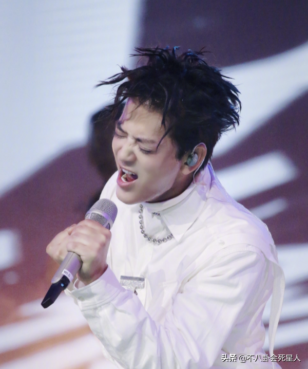 娱乐圈“假下巴”大赏，又尖又翘，一笑下巴原地起飞太吓人