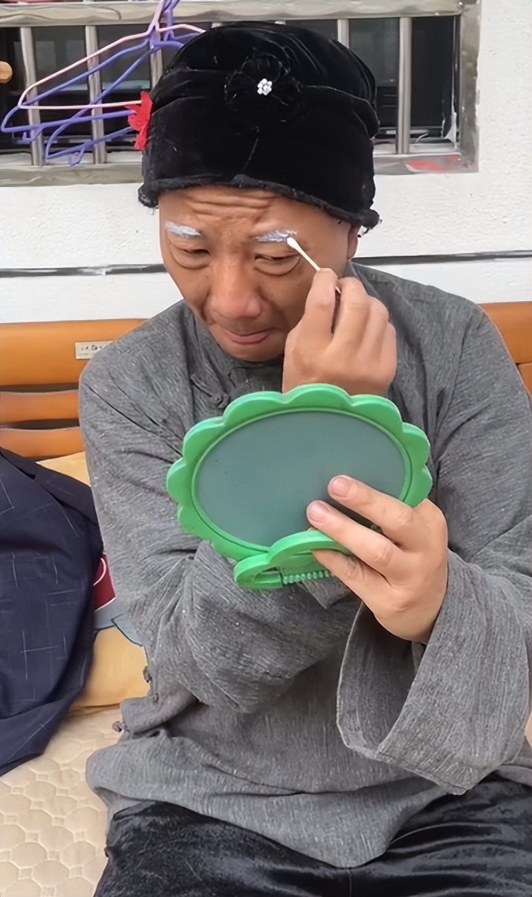 爱表演的生哥：模仿老太太走红圈粉400万，被赞“第二个宋小宝”