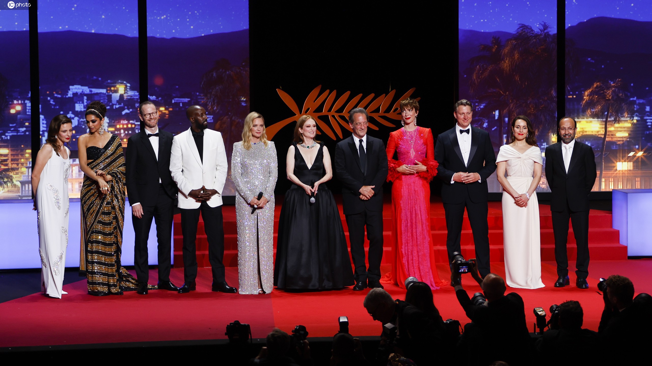 第75届戛纳电影节开幕，影后朱丽安·摩尔深V亮相，007女星气质佳