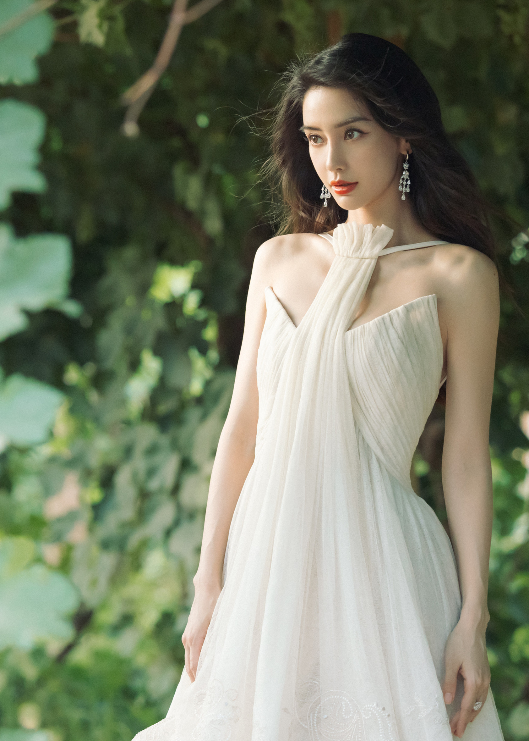 没有红毯也穿高定，baby百元耳环配高定，赵丽颖礼服不服帖靠修图