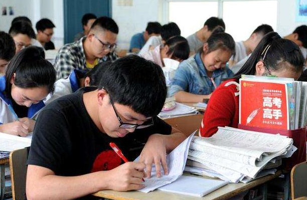 高三学生模拟考试590分左右，还能考上985高校吗？班主任给出答案