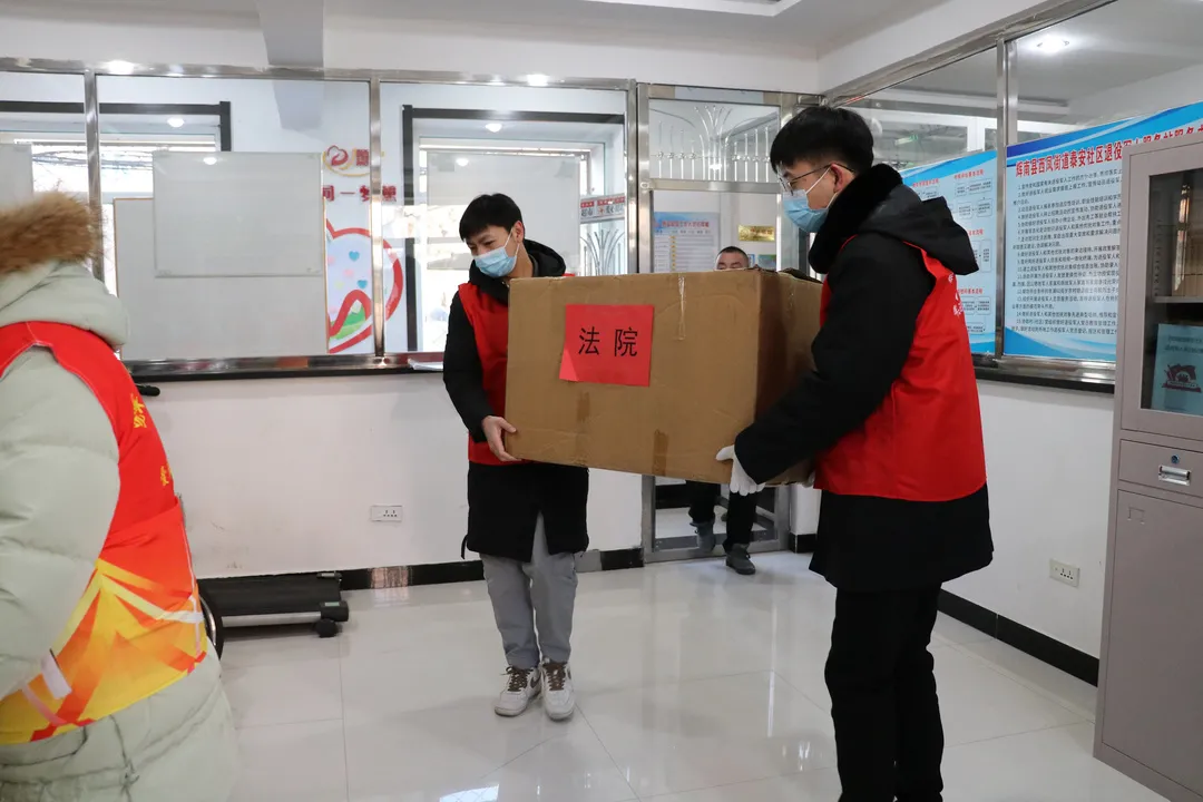 辉南县人民法院走进社区送温暖