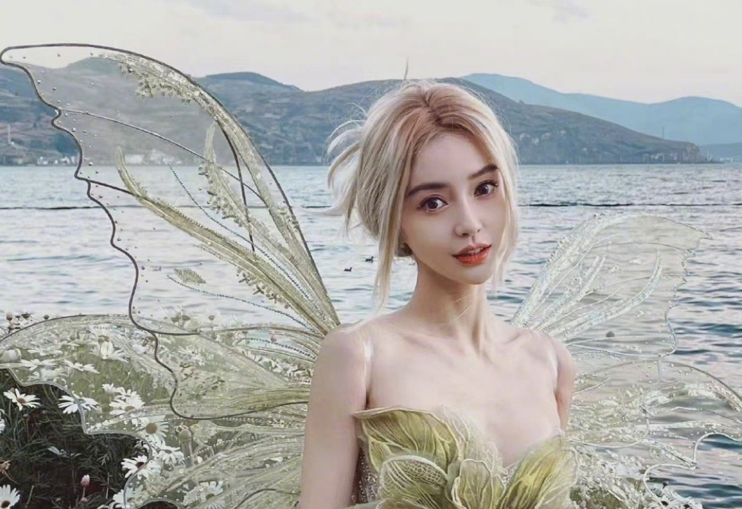 baby穿抹胸裙庆生太惊艳!皮肤白净光脚跪地,身形纤瘦无一丝赘肉