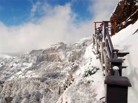 "山上赏雪·山中戏雪·山下滑雪"轿子雪山第三届户外冰雪嘉年华开幕