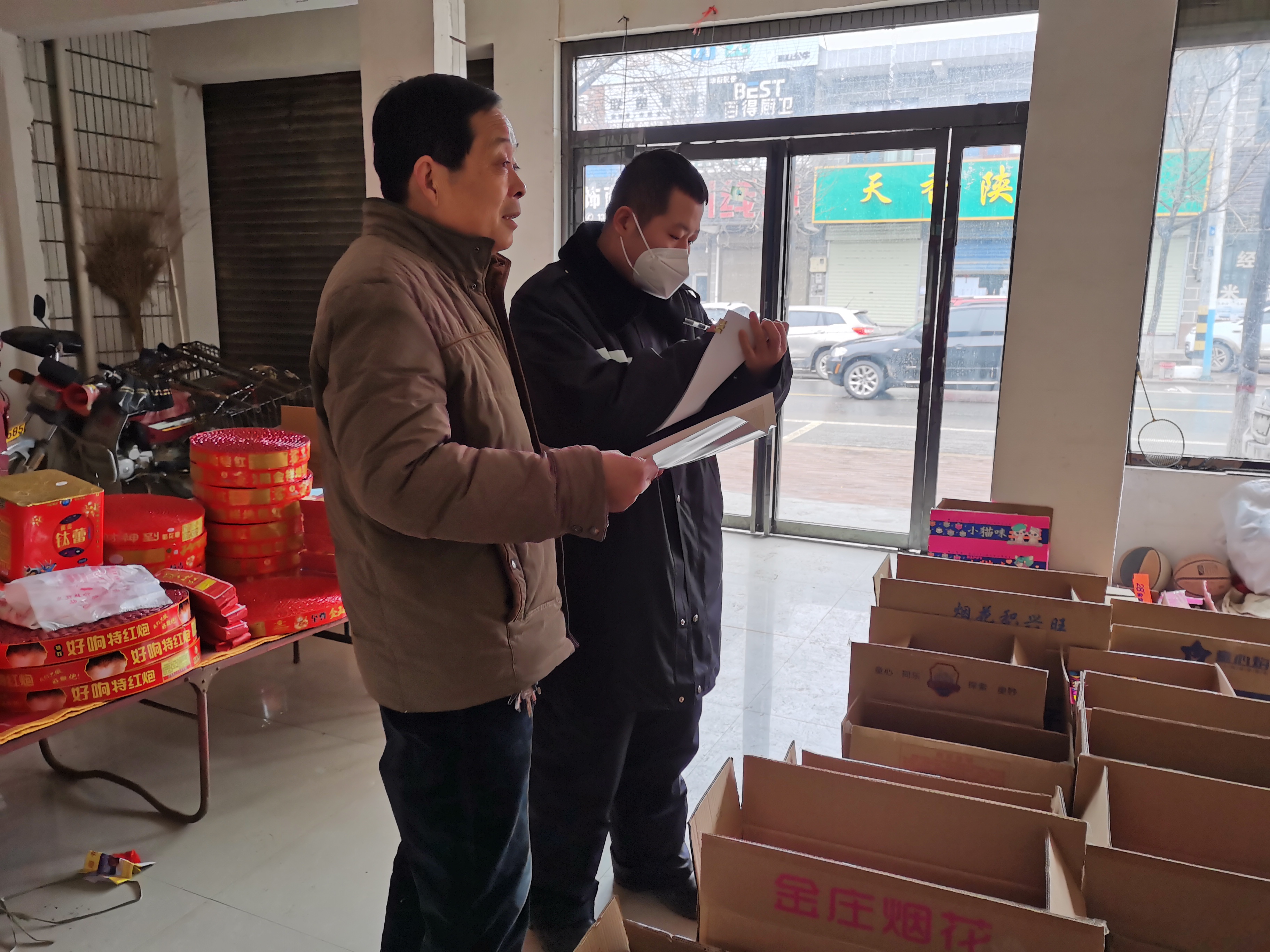 渭南富平张桥派出所深入辖区对烟花爆竹销售点进行安全检查