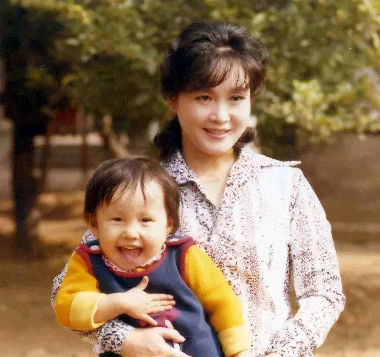 李谷一简历 个人资料(网络配图 侵删)而对待自己的学生,李谷一却是