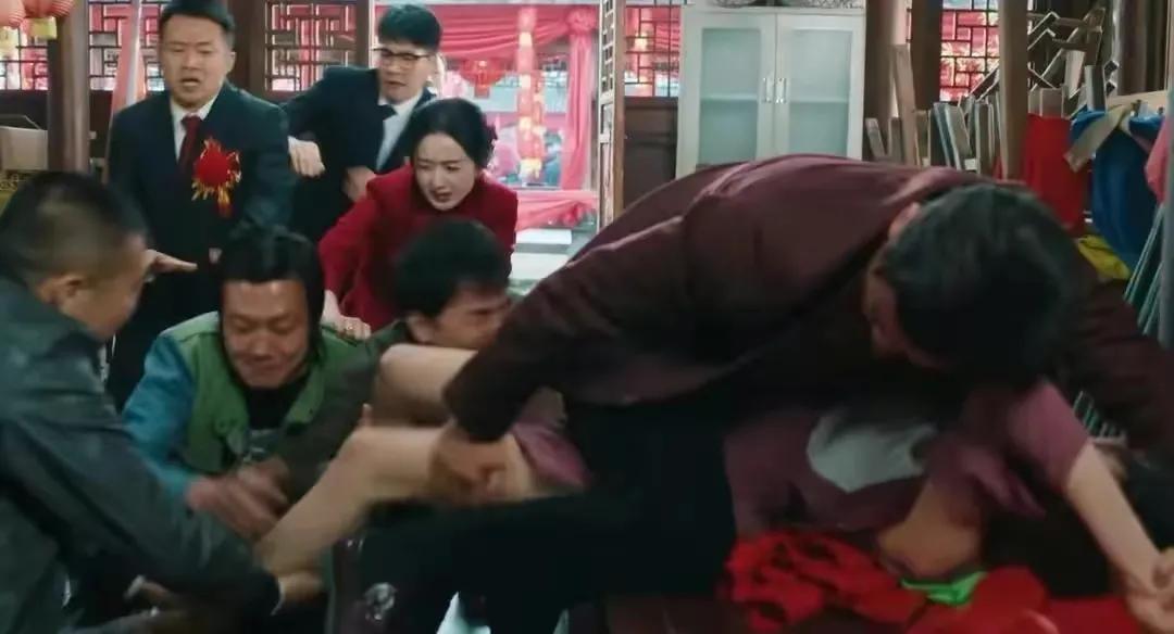 赵丽颖的《幸福到万家》大火也首先把陋俗“婚闹”推到了大众眼前