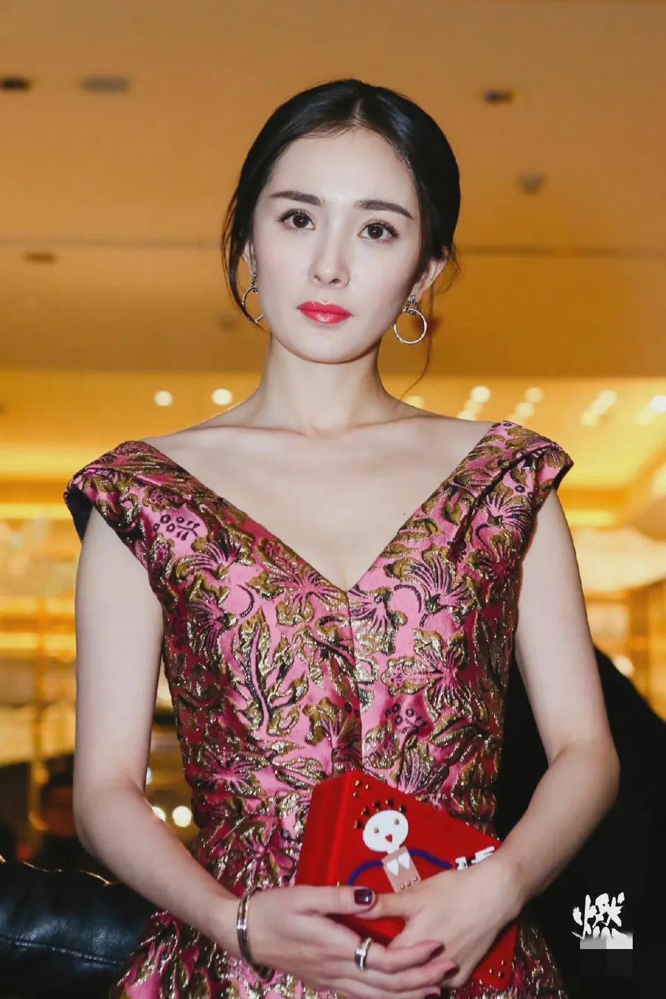 杨幂:离婚4年了,还要被前公公内涵,这一次摔得有点惨