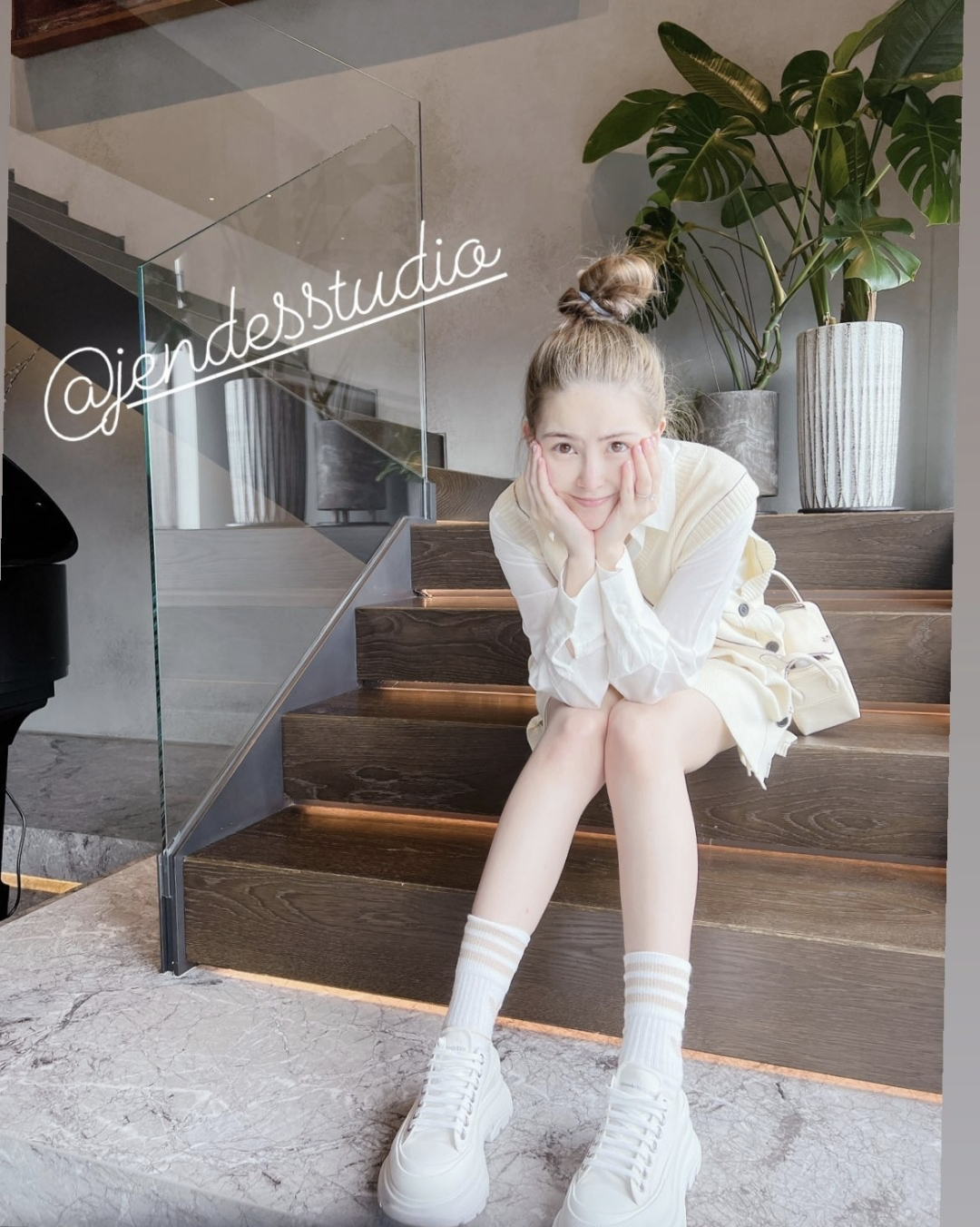 昆凌晒产后出游照，母子同框像姐弟，周杰伦被儿女围绕享天伦之乐