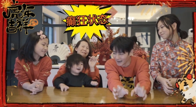 张晋一家五口拜年，俩女儿漂亮开朗像妈妈，儿子虎头虎脑像爸爸