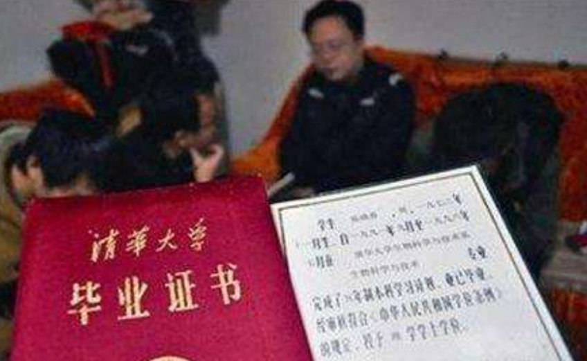 清华毕业后他回乡做保安，月薪2000元，从不参加同学聚会