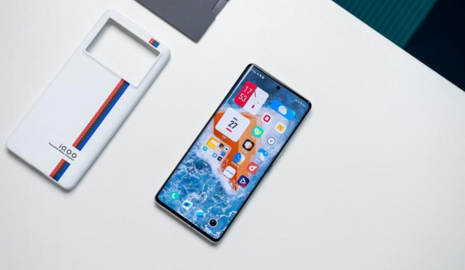 限时直降800，12GB+4nm芯+独显芯片+2K屏，还有微云台双主摄