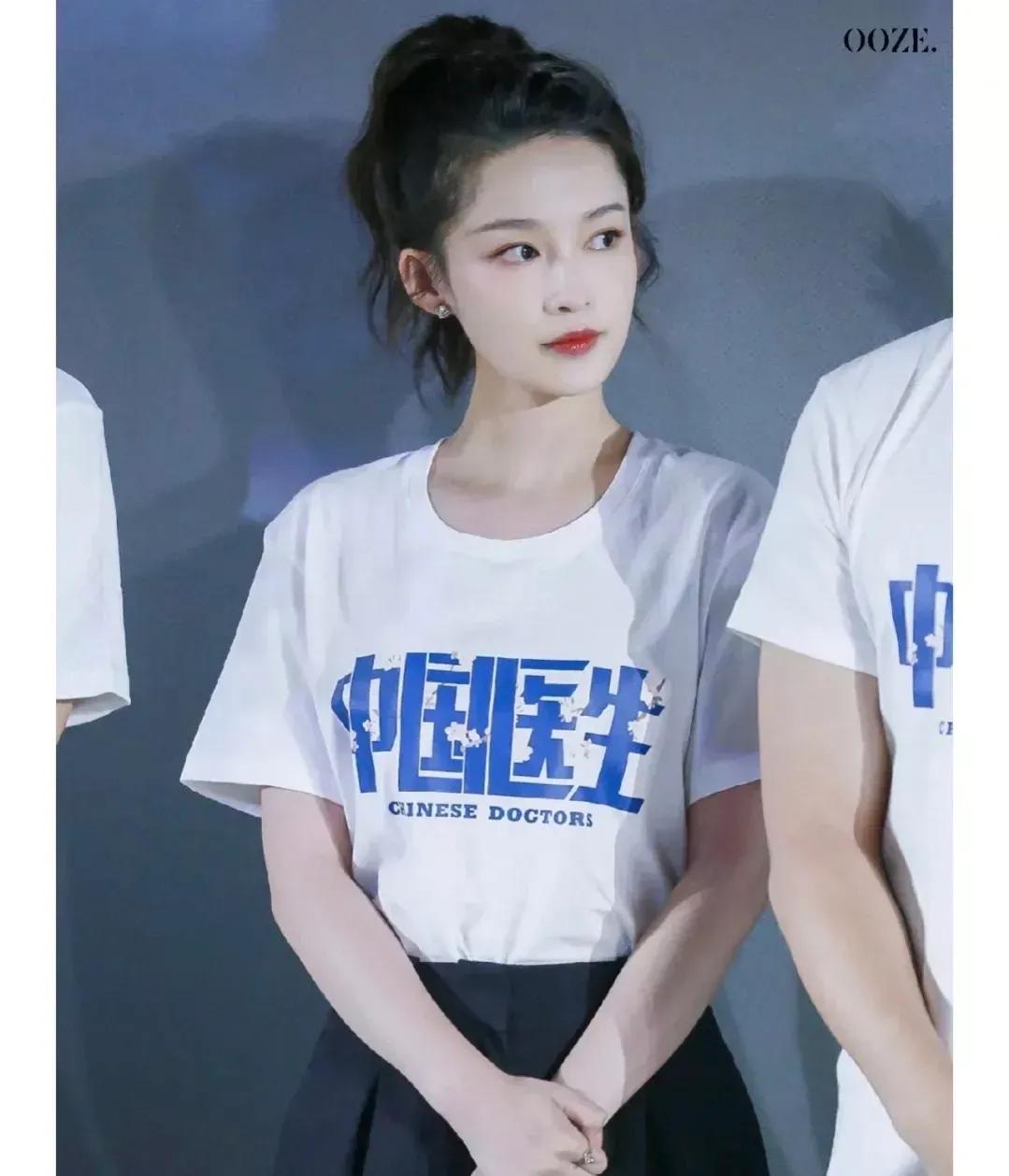 李沁清新自然，微卷高马尾，简单白T黑裤，骨子里的美无需华服