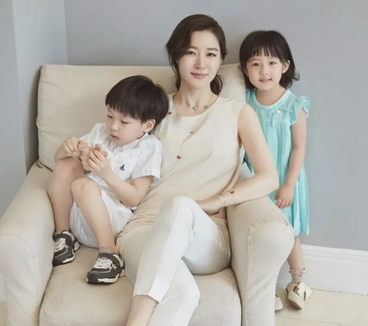 51岁李英爱绝美冻龄！“大长今”嫁入豪门13年，11岁龙凤胎颜值高