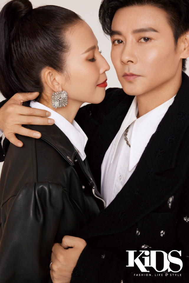 张晋蔡少芬携儿女拍写真，儿子像爸俩女儿像妈，一家五口幸福有爱