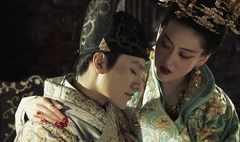 穿飞鱼服我只服这11位男星！穿上后个个化身为万人迷，霸气侧漏