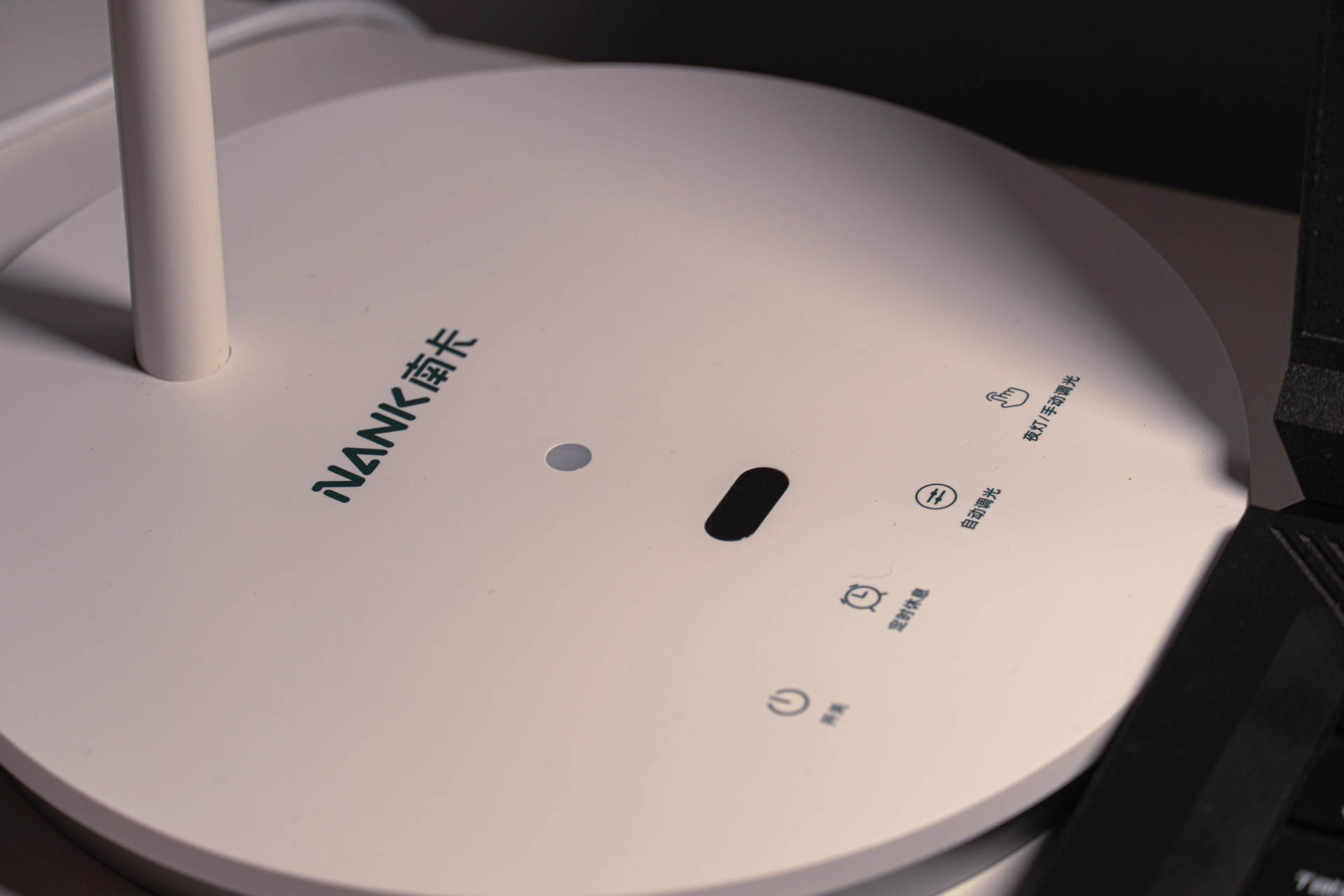 桌面必备！高颜值护眼台灯——南卡L1