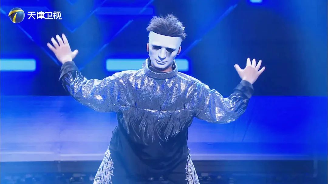 「跨时代战书」街头艺人赢喝彩，戏曲街舞有新意