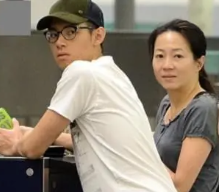 谭咏麟罕谈26岁儿子，承认想抱孙子！爱子长居国外恋上外籍美女