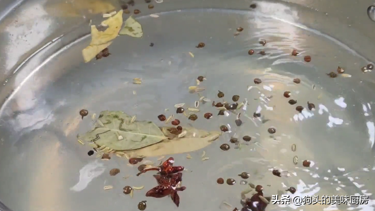 把整只鸡放到盐水中一泡，出锅皮脆肉嫩，不柴不腥，实在太厉害了