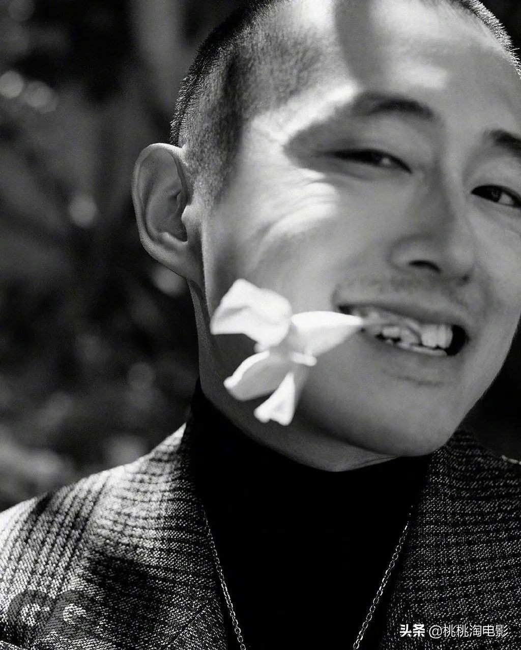 韩裔演员史蒂文·元《GQ》封面大片，帅气板寸痞气十足