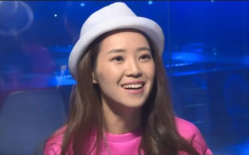 确实是住在刀郎家,只不过是和刀郎的父母生活在一起,朱梅也知道这件事