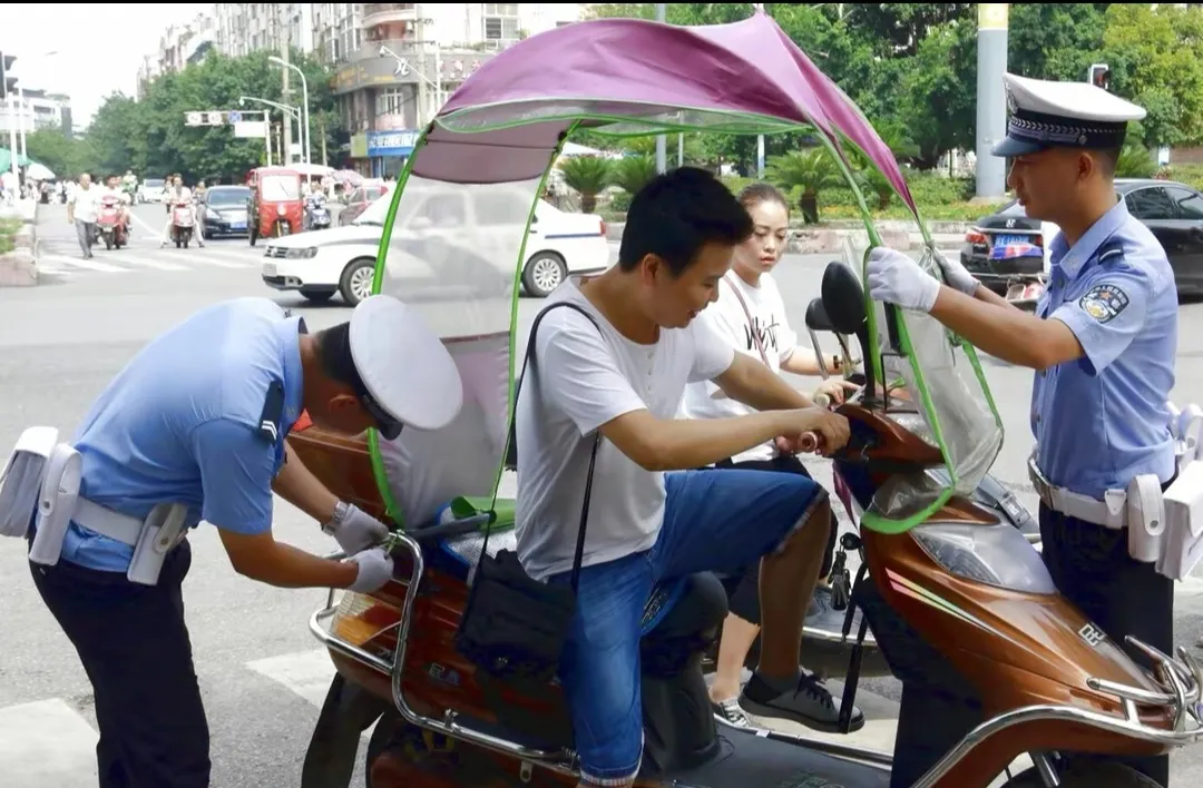 電動車、摩托車裝手機支架合法嗎?不要搞錯了,小心被罰