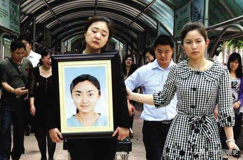 2005年，歌手丛飞因胃癌住院，资助的学生站在床头要钱