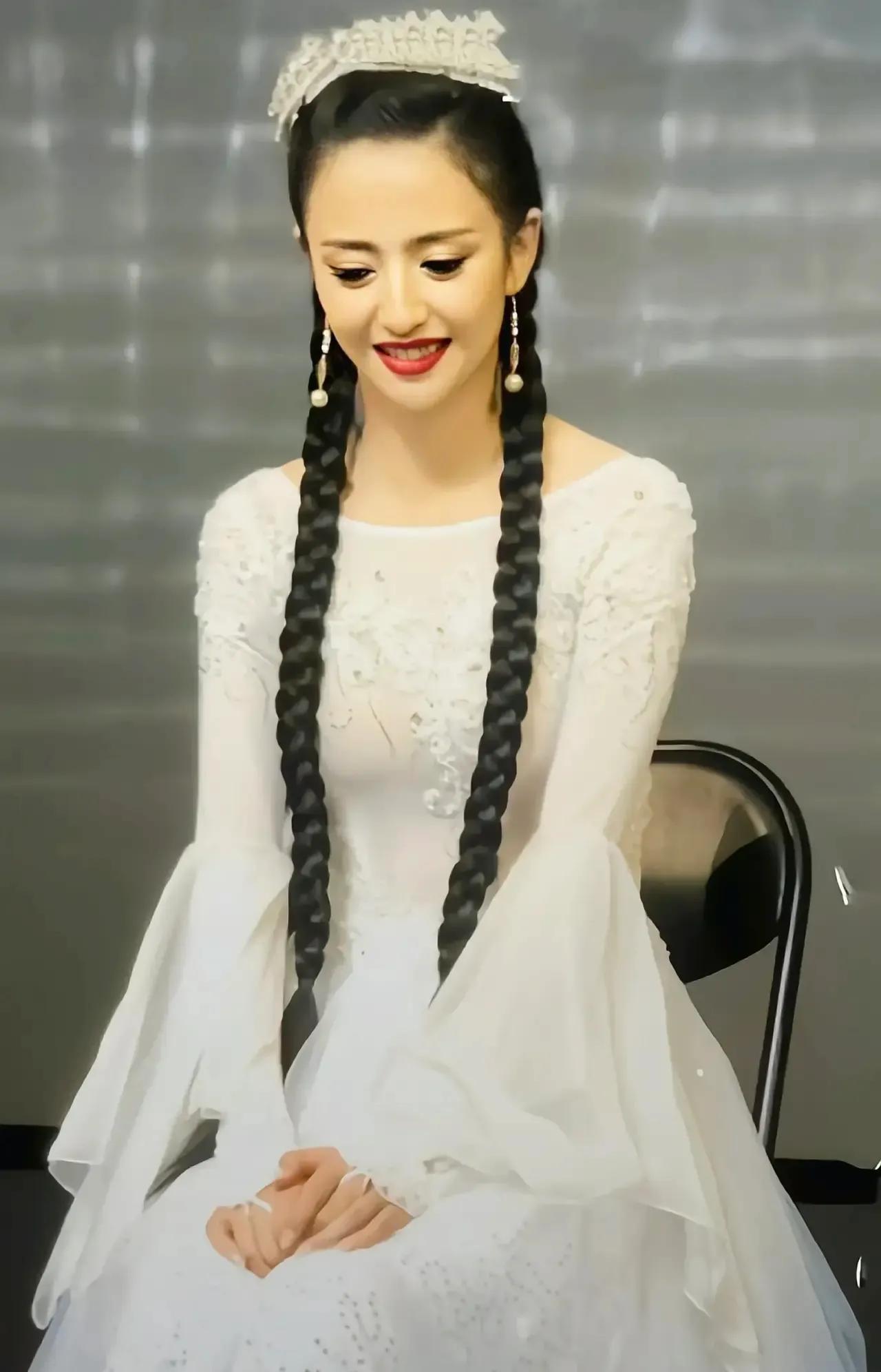 佟丽娅白色长裙翩翩起舞，优雅俏丽，美丽的新疆姑娘