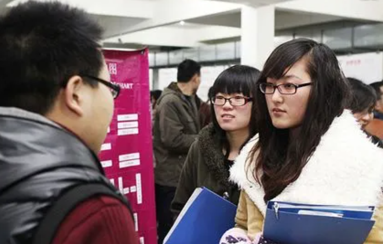 大学生迎好消息，就业协议不再与毕业证“挂钩”，应届生举手支持