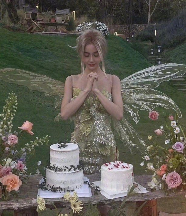 baby穿抹胸裙庆生太惊艳!皮肤白净光脚跪地,身形纤瘦无一丝赘肉