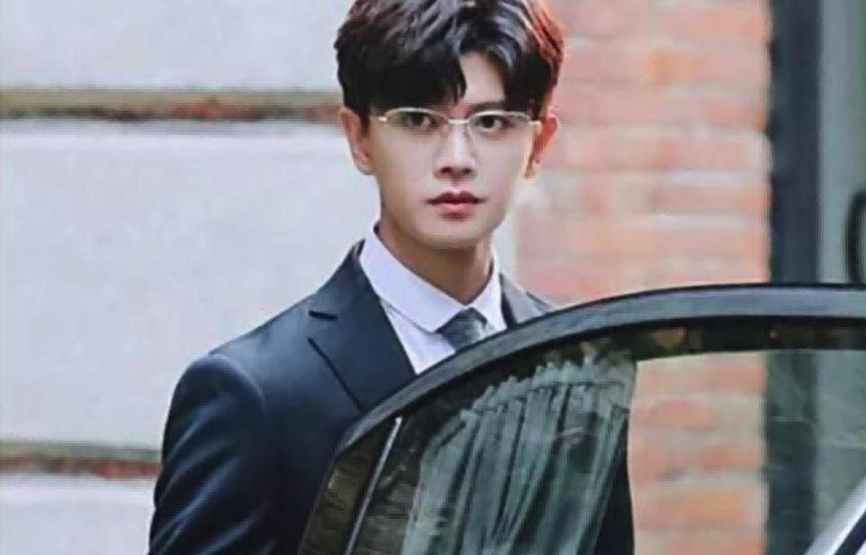 同样是“眼镜造型”，把肖战王一博和吴启华放一起，差距就出来了