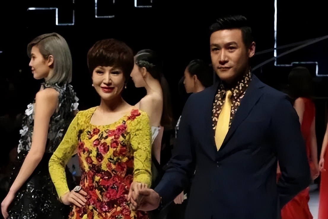 陆毅老婆鲍蕾身穿蓬蓬裙，气质绝，不像45岁，酷似洋娃娃