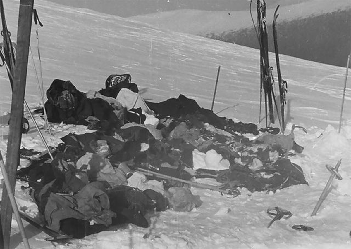 1959年登山事故，9名滑雪客离奇身亡，遗体被辐射，频现怪异线索