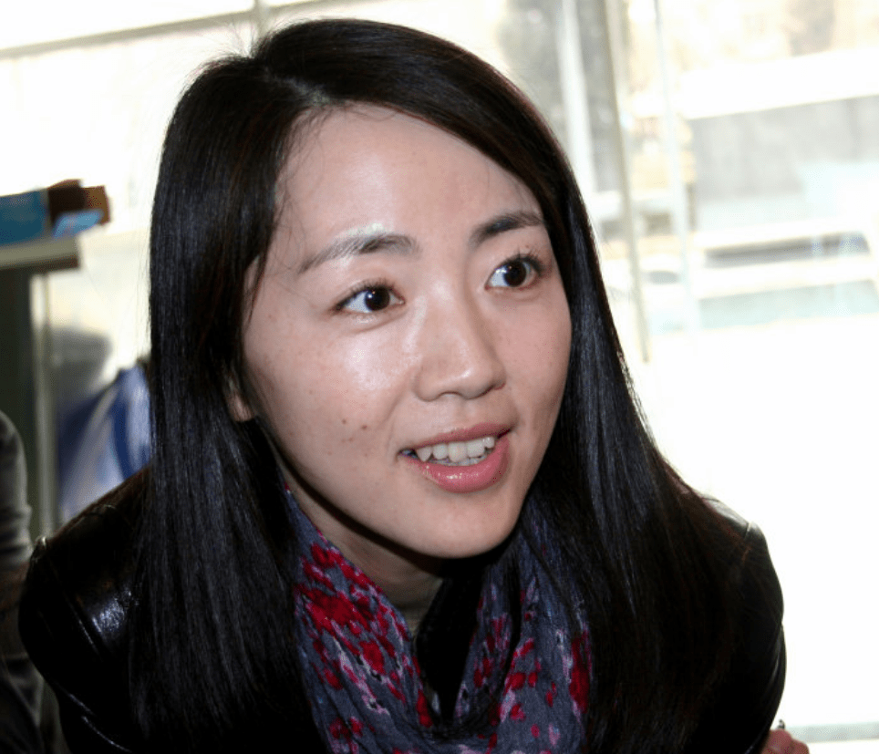 《天气预报》主持人杨丹：27年零失误，嫁给初恋丈夫，40岁当妈妈