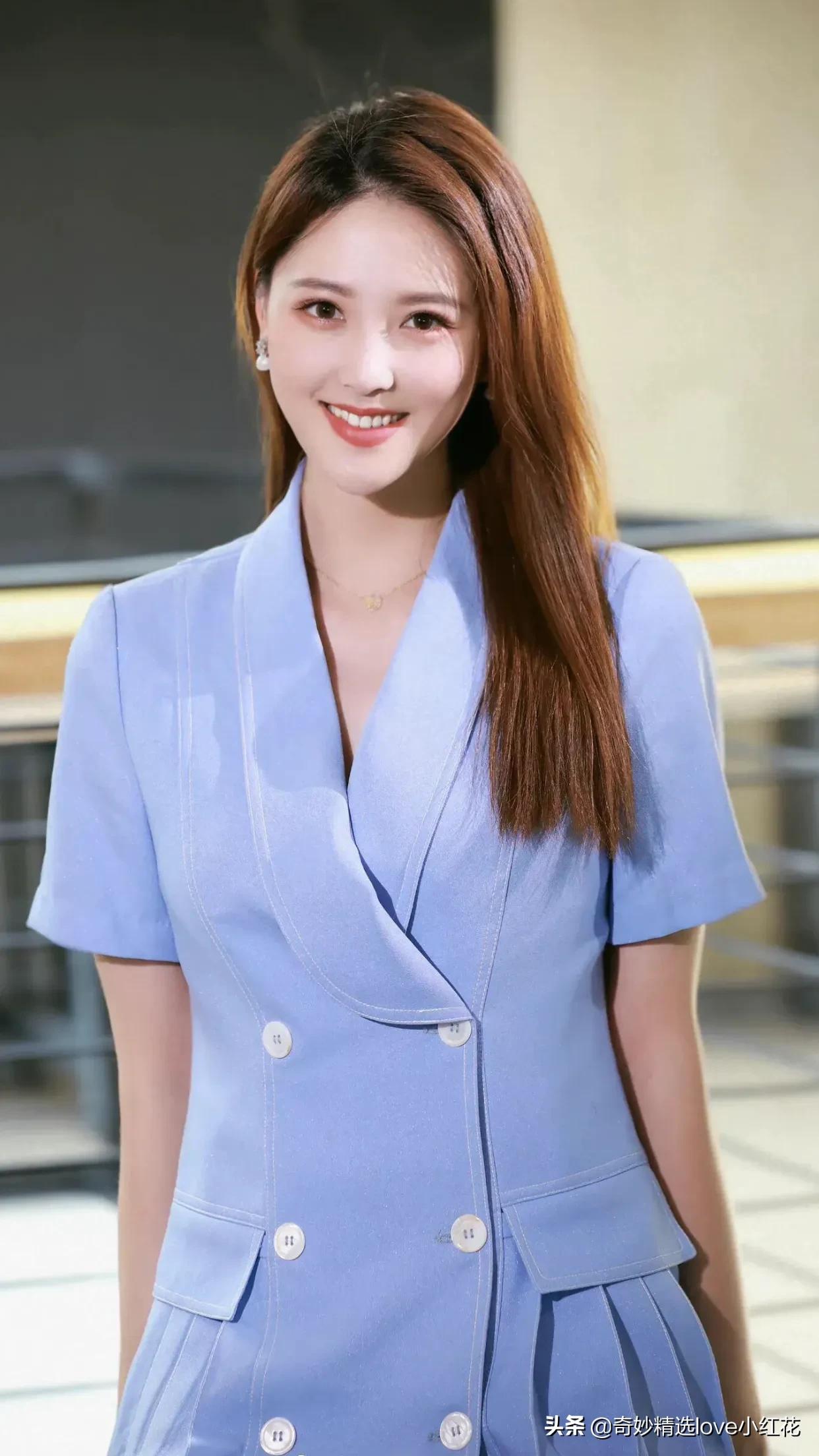 央视主持人李丹儿太美啦