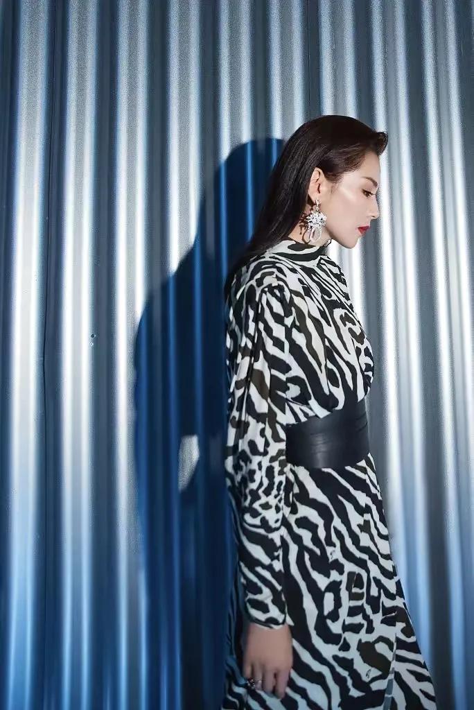 三大顶流的豹纹battle，迪丽热巴休闲惬意，赵丽颖杨幂一言难尽