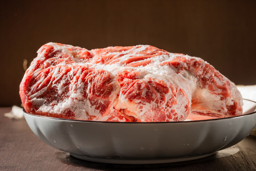 解冻肉，切记别只用水泡，肉贩子教你2招，几分钟搞定，还很新鲜