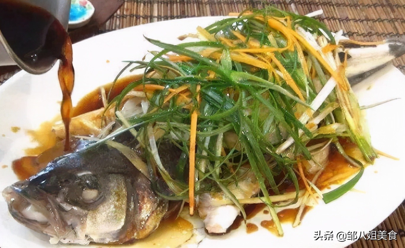 做清蒸鱼，热油和蒸鱼豉油哪个先放？有人常弄错，难怪鱼肉不鲜香