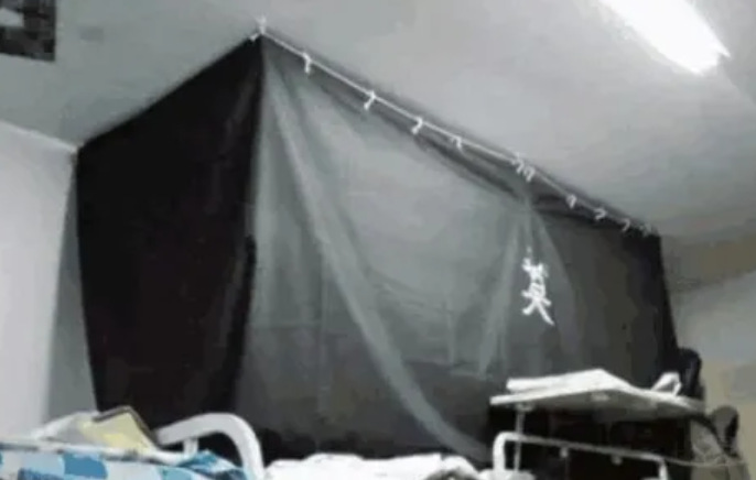 大学“阴间”宿舍走红，堪比大型“祭奠现场”，室友看后睡意全无