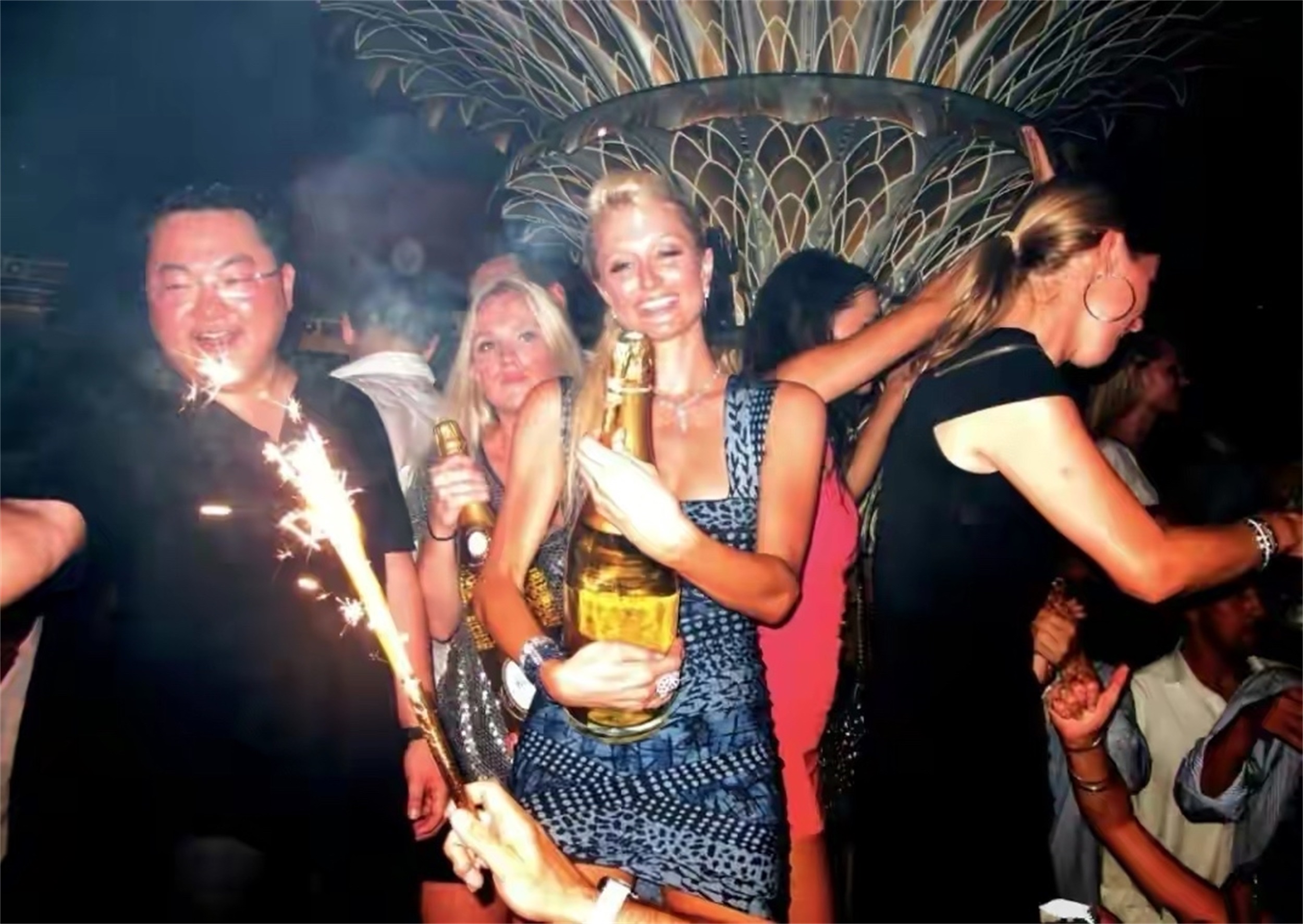 华裔富豪贪35亿，泡遍全球女星，被4国通缉，赃款150人清点了36天